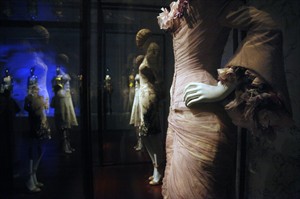 Alexander McQueen exhibition that wowed New York headed to London next year | iNFOnews.ca CP28129556