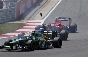 Mercedes driver Nico Rosberg wins British GP, edging Mark Webber in race hit by tire troubles | iNFOnews.ca CP24052870