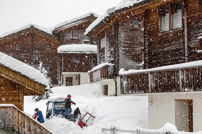 'Air bridge' for tourists resumes in snowbound Swiss town | iNFOnews.ca 'Air bridge' for tourists resumes in snowbound Swiss town | iNFOnews.ca