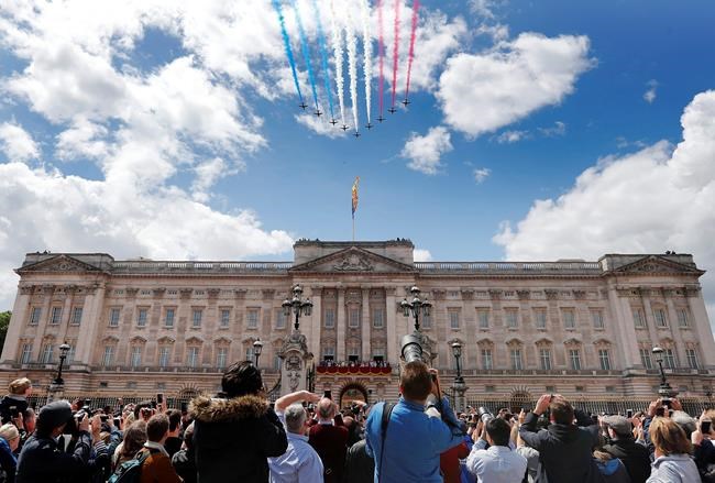 Man arrested in UK after climbing Buckingham Palace gates | iNFOnews.ca