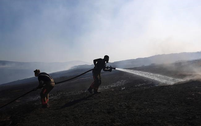 Raging wildfire threatens moorlands in northern England | iNFOnews.ca