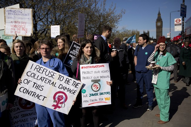 UK junior doctors walk off the job in all-out strike | iNFOnews.ca CP37213989