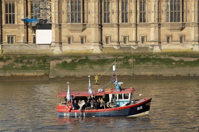 Farage dumps fish in River Thames in Brexit fishing protest | iNFOnews.ca