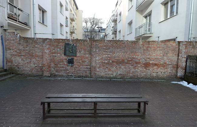 Polish government distances itself from ghetto claim | iNFOnews.ca CP980223961
