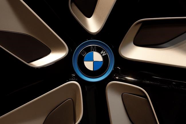 Sausage strife in Germany: Pedestrian hits BMW with bologna | iNFOnews.ca Sausage strife in Germany: Pedestrian hits BMW with bologna | iNFOnews.ca