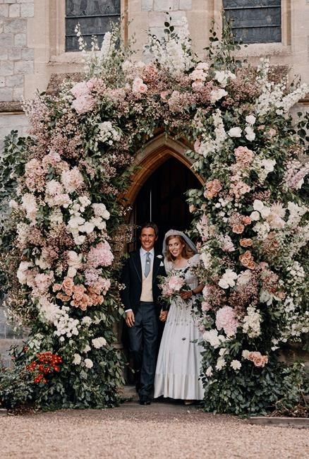 Vintage dress, no Prince Andrew in Beatrice's wedding photos | iNFOnews.ca