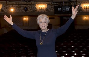 Critics hail Angela Lansbury's performance as a dotty mystic in 'Blithe Spirit' | iNFOnews.ca CP27645254