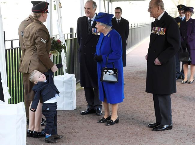 Royal tantrum! Boy throws fit meeting Queen Elizabeth II | iNFOnews.ca CP1889406188