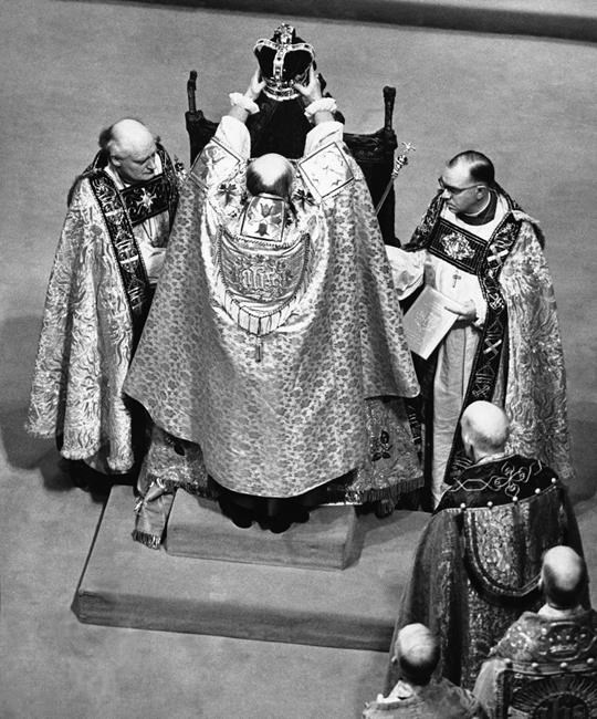 Britain's queen dishes on weight of the crown in documentary | iNFOnews.ca Britain's queen dishes on weight of the crown in documentary | iNFOnews.ca