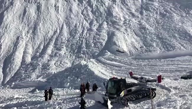 Officials: 4 snowboarders die in French Alps avalanche | iNFOnews.ca