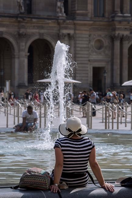 The Latest: Fan fit for a queen gets noticed in heat wave | iNFOnews.ca