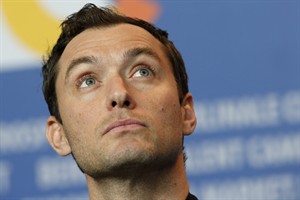 Actor Jude Law says aging on screen is complicated, but brings new options | iNFOnews.ca CP29331092