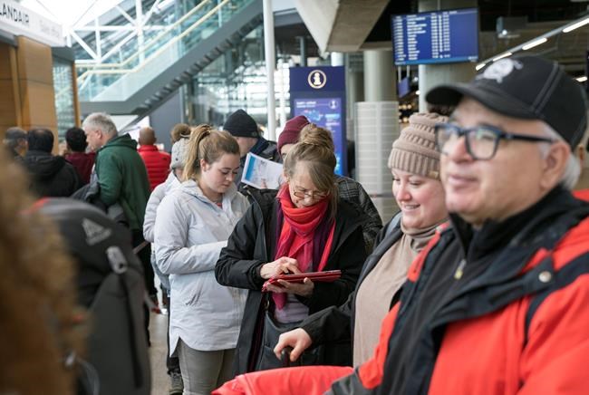 Travellers stranded after Icelandic airline collapses | iNFOnews.ca