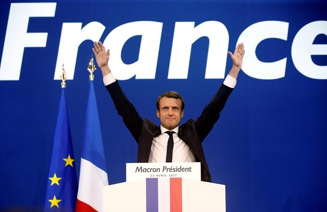 Old-guard rallies around newcomer Macron for French runoff | iNFOnews.ca