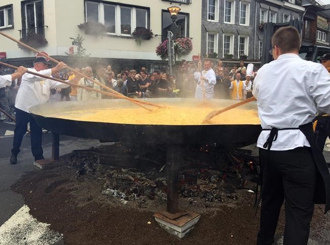 Defying Europe's egg scare, Belgian town makes giant omelet | iNFOnews.ca