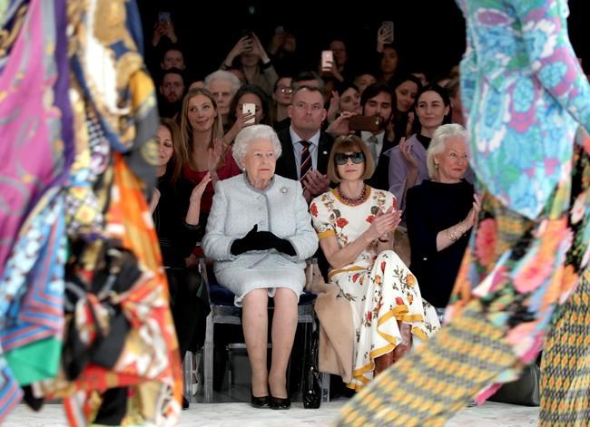 Stylish Queen Elizabeth II makes first Fashion Week visit | iNFOnews.ca