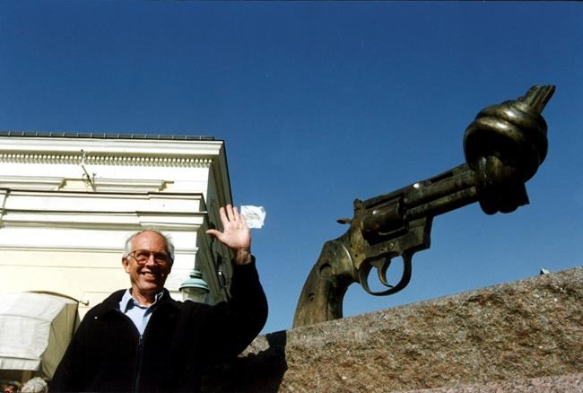 Reutersward, Swedish sculptor of twisted gun barrel, dies | iNFOnews.ca