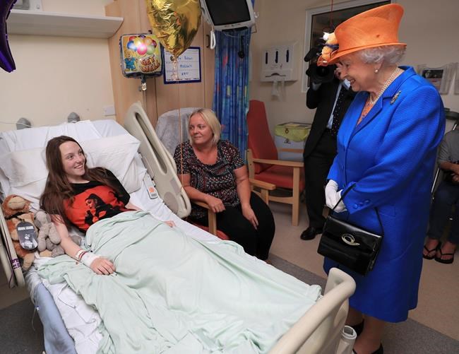 Queen Elizabeth visits young survivors of concert blast | iNFOnews.ca
