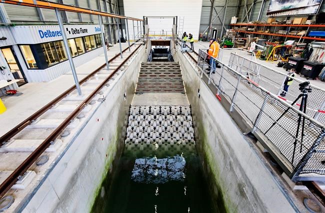 Dutch reinforce major dike as seas rise, climate changes | iNFOnews.ca CP577784072
