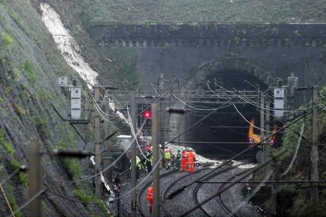 Train derails after heavy thunderstorms pound England | iNFOnews.ca Train derails after heavy thunderstorms pound England | iNFOnews.ca
