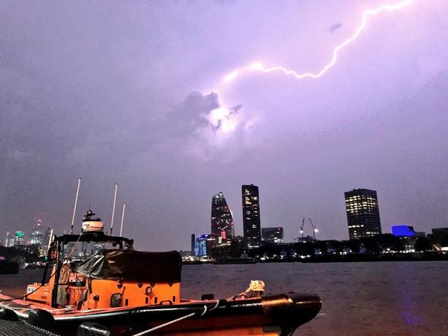 Huge lightning storms in UK disrupt travel at London airport | iNFOnews.ca