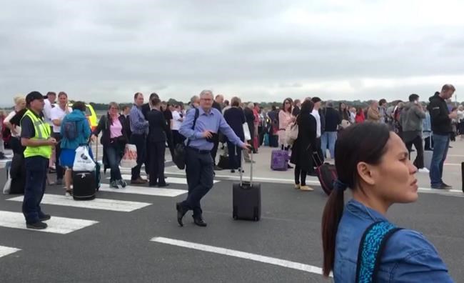 Manchester Airport reopens after evacuation over suspect bag | iNFOnews.ca