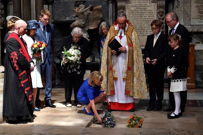 Stephen Hawking's ashes buried in Westminster Abbey | iNFOnews.ca