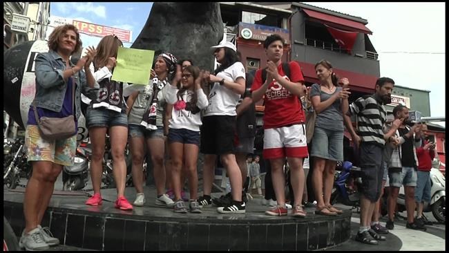 Turks protest assault of young nurse who wore shorts on bus | iNFOnews.ca