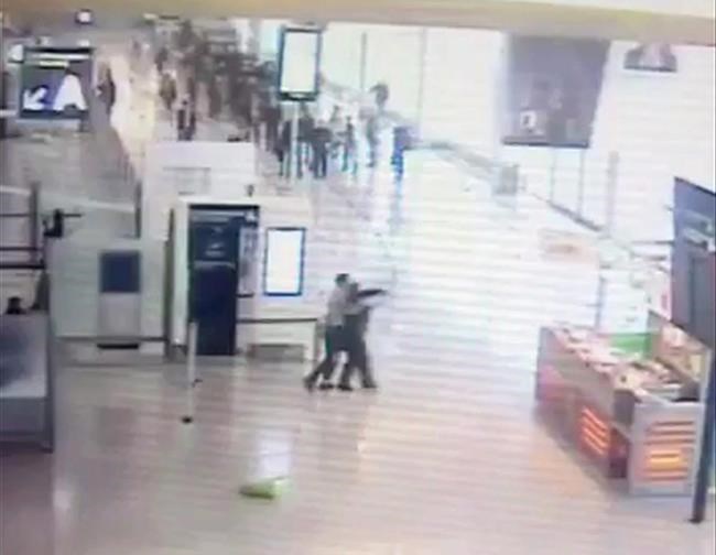2 detained for possible weapon link in Paris airport attack | iNFOnews.ca