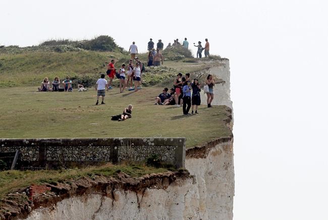 Scores treated after mystery 'chemical haze' hits UK coast | iNFOnews.ca