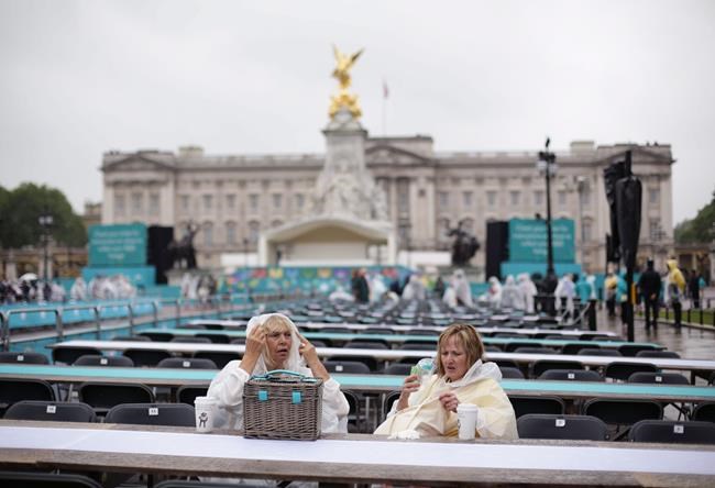 UK: Queen's birthday celebrations ends with street party | iNFOnews.ca