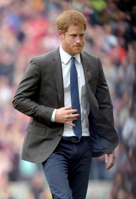 Prince Harry joins cheering fans at military rugby match | iNFOnews.ca