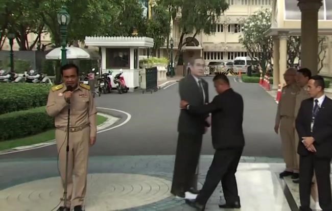 Thai leader tells reporters to quiz cardboard mock-up | iNFOnews.ca
