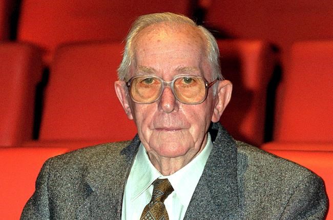 Lewis Gilbert, director of 3 James Bond films, dies at 97 | iNFOnews.ca