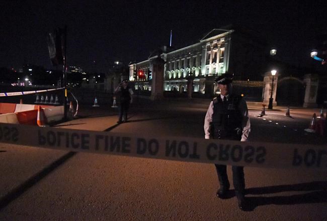 2 police hurt arresting man with knife at Buckingham Palace | iNFOnews.ca 2 police hurt arresting man with knife at Buckingham Palace | iNFOnews.ca
