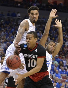 Aaron Harrison and Lyles combine for 24 points, No. 1 Kentucky tops Cincinnati 64-51 in NCAA | iNFOnews.ca Aaron Harrison and Lyles combine for 24 points, No. 1 Kentucky tops Cincinnati 64-51 in NCAA | iNFOnews.ca