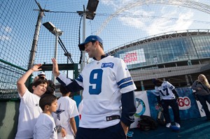 Cowboys quarterback Tony Romo skips team's 1st practice in London because of his injured back | iNFOnews.ca CP30577913