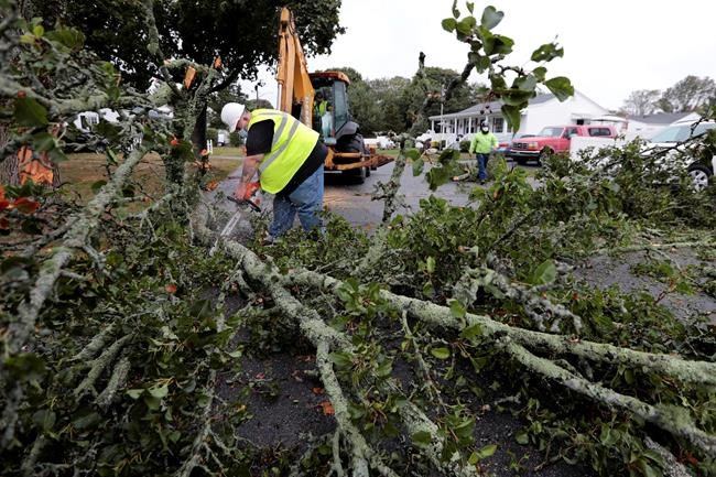 Winds rake US Northeast, leaving thousands without power | iNFOnews.ca CP374990454