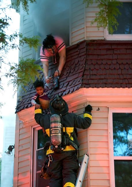 Boston firefighter makes dramatic rescue of dangling child | iNFOnews.ca Boston firefighter makes dramatic rescue of dangling child | iNFOnews.ca