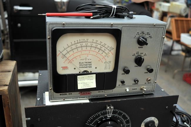 MIT's flea market specializes in rare, obscure electronics | iNFOnews.ca MIT's flea market specializes in rare, obscure electronics | iNFOnews.ca