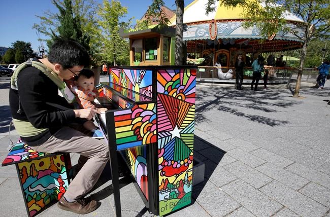 Striking a chord! Bostonians embrace pop-up painted pianos | iNFOnews.ca Striking a chord! Bostonians embrace pop-up painted pianos | iNFOnews.ca