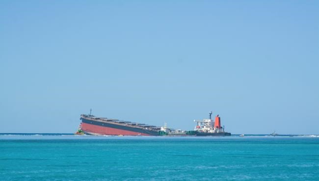 Ship leaking tons of oil off Mauritius has split apart | iNFOnews.ca CP1140928330
