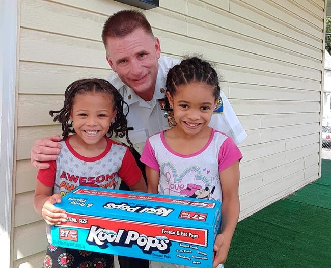 Kids surprise police officer with ice pop on hot summer day | iNFOnews.ca Kids surprise police officer with ice pop on hot summer day | iNFOnews.ca