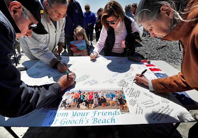 With dogs in tow, Maine community remembers Barbara Bush | iNFOnews.ca