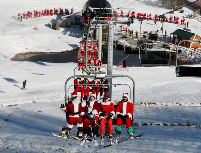 Skiing Santas tackle the slopes in annual Maine charity | iNFOnews.ca