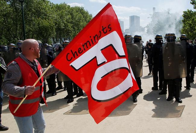 French rail workers set up street protests, resume strike | iNFOnews.ca
