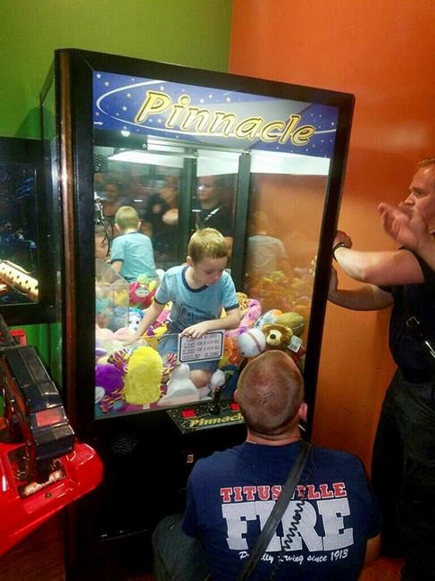 Give me a toy: Florida boy gets trapped in vending machine | iNFOnews.ca Give me a toy: Florida boy gets trapped in vending machine | iNFOnews.ca