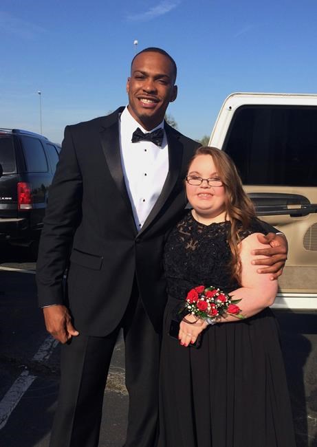 NFL player takes teen to prom for special-needs students | iNFOnews.ca NFL player takes teen to prom for special-needs students | iNFOnews.ca