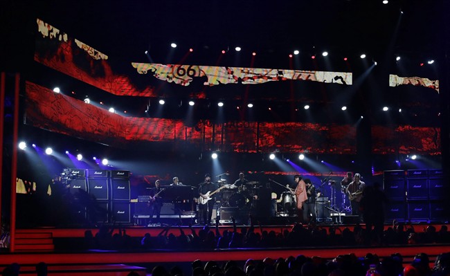 Romeo Santos, Enrique Iglesias sweep Latin Billboard awards as J. Lo wows with Selena tribute | iNFOnews.ca CP32926399