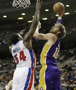 Lakers blow 18-point lead but hold on to beat Pistons 98-97 | iNFOnews.ca